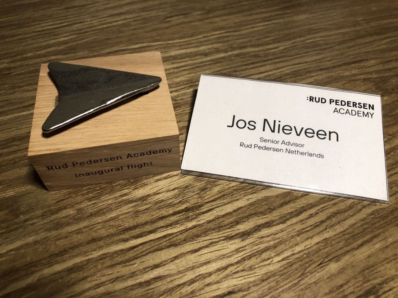Naamkaartje en aandenken van de Rud Pedersen Academy